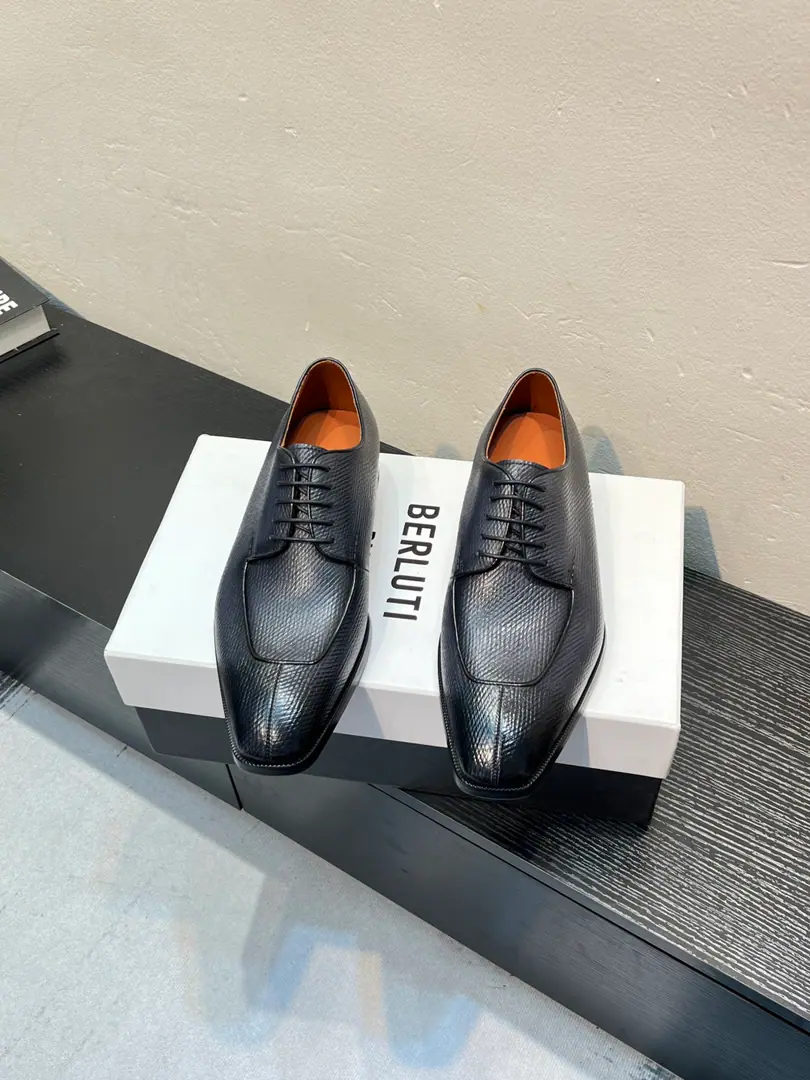 Berluti/Blue's got a big leather coat and shoes., Use imported cattle and shoes Soft and stylish., Artificial Colour Modification Process, Low profile luxury., Comfortable air-forming., That's a real leather. That's a big import., It's a remarkable attitude. Original package for full cabinet size: 39-44（37 38 45 46Custom）