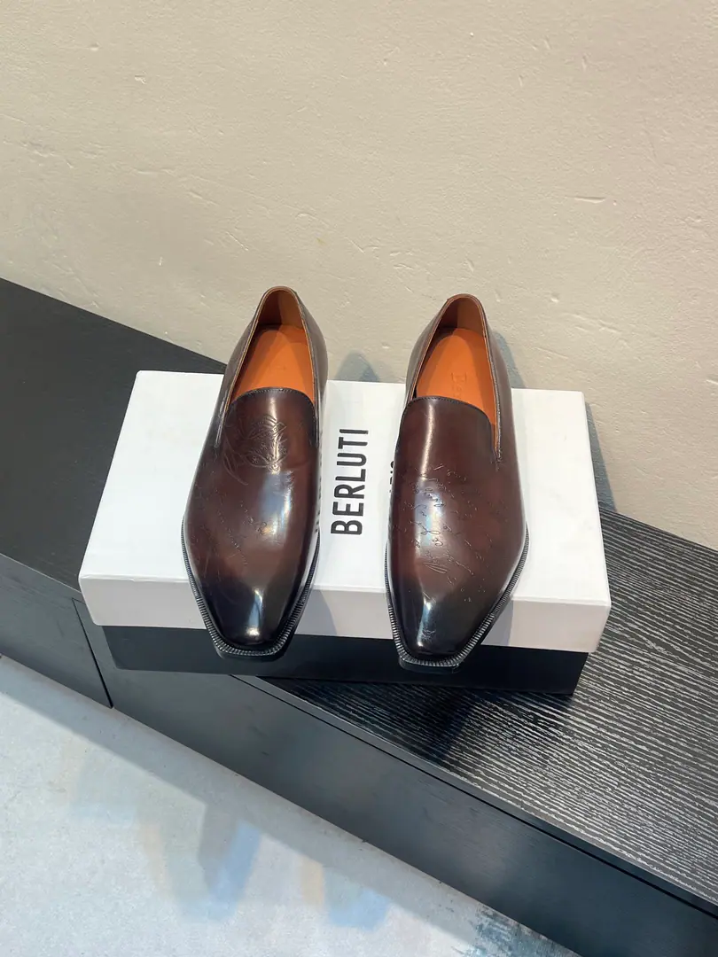 Berluti/Blue's got a big leather coat and shoes., Use imported cattle and shoes Soft and stylish., Artificial Colour Modification Process, Low profile luxury., Comfortable air-forming., That's a real leather. That's a big import., It's a remarkable attitude. Original package for full cabinet size: 39-44（38 45 46Custom）