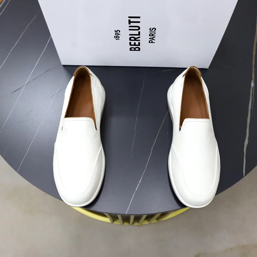 Berluti/Brute. A man's new leather-stale and lyric shoes.！ This leather leisure shoe. The shoe face is a soft-stitched cow., Skins are delicate and soft., Natural leather with warm radiance., ♪ The touch is soft and hard ♪, It's hard to break your feet.. Simple approximation style, Flip sewn structure and wrapping leather, by the dottedBAlphabet Details, Classic round head design, You can wear it like a horse., Inrebin has a high-end cow skin., The skin looks at the details., The pippe is all fine., ♪ Soft in touch ♪, It's a real shoe cushion.logoDetails of the logo, The back of the world is a remarkablely high cortex., Light rubber soles.. Full package！ Size: 39-40-41-42-43-44Skins size.（Customable 38.45.46） The cargo.: E ZFist. Gray
