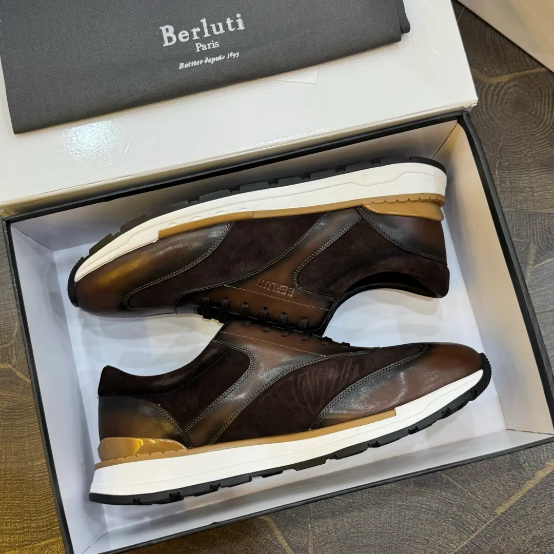 Berluti/Brute's low-life leisure shoes. ｜The 100-packed low-banded sneakers were made from imported cattle.｜I'm just gonna put a little bit of a foot in the back and get a little cow skin.｜It's so nice to be comfortable.｜BrandlogoDouble rubber base.｜The sharp line of the soles echoes the color of the shoe.｜Stylish and comfortable., It's a perfect interpretation of fashion., Sunshine., It's a style., It's for every occasion. Size: 39-44（38.45.46Do it.）