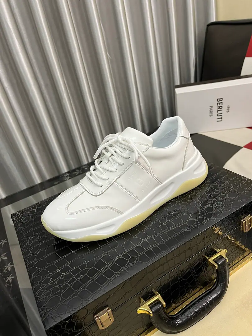 Get out of the factory.⌚️⌚️ Berlut* Brute. A man's foot is high and he's got a leisure shoe., The latest official show. Importing anti-emulsifiable material Importing calf skin inside. Pure rubber lightly. It's cozy and light.. Berlut* Insignia andlogoThe stamped captive gets the visual light., Stereos Scritto Graphics. High Chou-bang Air Pressure Embrax., It's a remarkable attitude.！ Size: 38-46