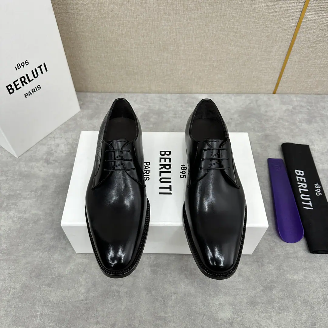 💋💍Berlut* Brute. New man polished his leather shoes and sold them. Selection of quality imported cow leather shoes Hand-swipe process processing effects Shoes are asymmetrical. scritto A tattoo., It's all over the place. Berlut* Details and spirituality. Semi-steak cooling process The atmosphere of the ancient plain. Shows the skin quality in a very fine way. Manual Colours The inside water dyes the cow's skin. Italy's great for smoothing up rubber negatives. A pair of shoes with a good art style. I'm gonna go with the original private model. Original custom package sale！ Colours: Black Gray Brown. Standard leather shoe code number: 39～44#（38.45🉑Do it.）Batch