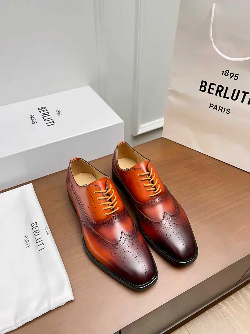 Berluti/Brute. The new man is wearing a pair of leather shoes.！ Selection of quality imported cow leather shoes Process pattern Hand-swipe process processing effects Sewn by the shoe face, The cow-skinmark line hand-sewn. It's all over the place. Berluti Details and spirituality. Semi-steak cooling process The atmosphere of the ancient plain. Shows the skin quality in a very fine way. Manual Colours The inside water dyes the cow's skin. Italy is a big-ass country., The rare gin-base process on the market, The back-and-back rubber negative is super-sliding. A pair of shoes with a good art style. I'm gonna go with the original private model.！ Black Brown. Two Colours Optional, Meeting different matchmaking needs. Original custom package sale！ Size: 39-40-41-42-43-44Skins size. （Customable38.45.46No re-election.）
