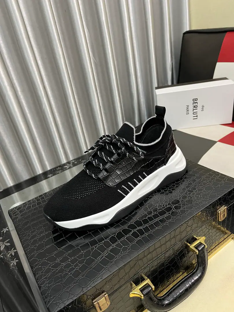Get out of the factory.⌚️⌚️Berlui/Brute Brute's hand-skinned leisure shoes., Imported special skin colouring effect, The carving of the real sculptor. The most luxurious process. The rubber base is a special model in the skin of a cow. Slippers laser brand. Soyuz-head style design Jane is not a bad person. Shoe tongue.1895logoDetails of the badge Size: 38-46