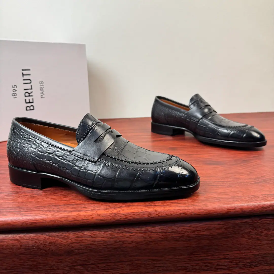 Berluti/Brute. The new man is wearing leather and platinum shoes., The croc skin is a leather-skinned cow.！ High quality stability. Out-of-pocket shipment！ Selection of quality cattle shoes Manual Colouring Process The skin is so delicate. Skinning process Nice looking. Pygmy even. The skin is soft and resilient.. Geometric Cut, The classic English Fry Fly Shoes.. In the skin of the calf., Gold.logoFoot Details, Back of the back of the velvet., Walking comfortably with his feet is a great experience.. The import is so bottom-of-the-meat., Sewing process➕Semi-skinned cold glue technology, The rubber negatives are all over the back., Sliding steady., Comfortable, delicate, light-bonded male shoes. It's highly recommended., Dinner, Dinner., Wedding., The place is full of English shoes., Full package？ Size: 39-40-41-42-43-44（Customable38.45.46）Skins size. The cargo.: LH -5G Crocodile tattoos. Gray