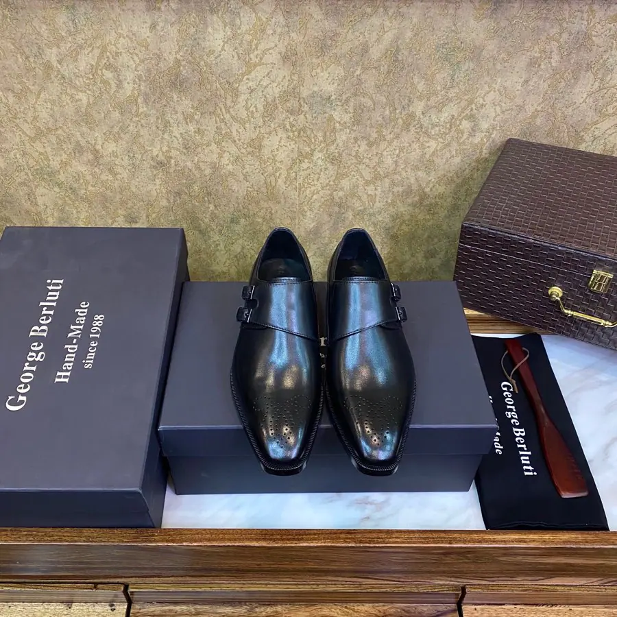 This year's cabinet is the latest.🔥Berlu+i 🔥Finally, the most expensive shoe in the world., The propaganda slogan is...: “When shoes have a soul”(When the shoes have a soul). 1895Born in France., And since then, the legendary man's shoe family has been on a world tour.. As a hundred-year-old family name,, There's only one designer., Not more than20A handmade shoemaker., It's a manual cost for each pair of shoes custom-made. It's only in an hour.——Very little output., So it's expensive., And that also guarantees that every pair is a work of art., Importing cattle skin inside the skin of the cow, That's a big import., It's a perfect detail. 38/45