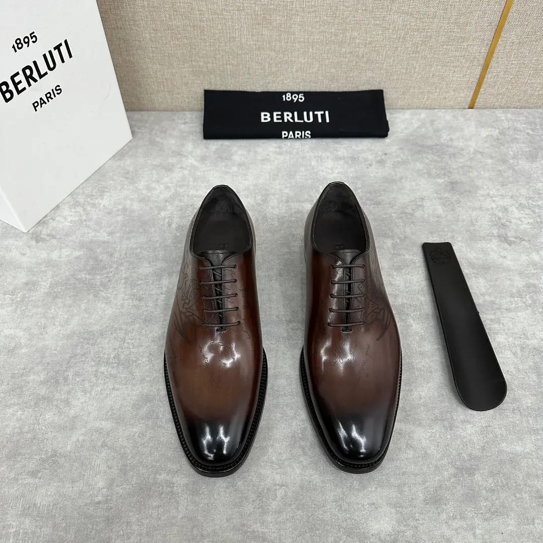 💋💍Berlut* Brute. New man polished his leather shoes and sold them. Selection of quality imported cow leather shoes Hand-swipe process processing effects Shoes are asymmetrical. scritto A tattoo., It's all over the place. Berlut* Details and spirituality. Semi-steak cooling process The atmosphere of the ancient plain. Shows the skin quality in a very fine way. Manual Colours The inside water dyes the cow's skin. Italy's great for smoothing up rubber negatives. A pair of shoes with a good art style. I'm gonna go with the original private model. Original custom package sale！ Colours: Black Gray Brown. Standard leather shoe code number: 39～44#（38.45🉑Do it.）Batch