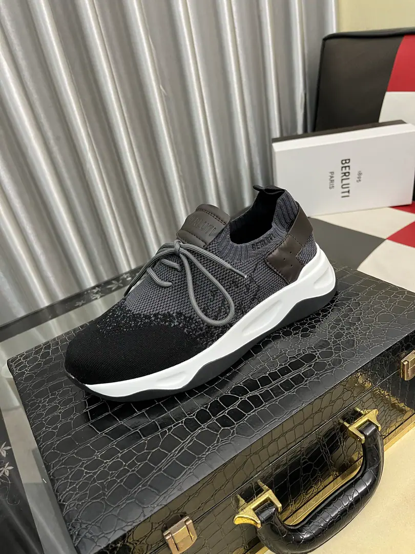 Get out of the factory.⌚️⌚️Berlui/Brute Brute's hand-skinned leisure shoes., Imported special skin colouring effect, The carving of the real sculptor. The most luxurious process. The rubber base is a special model in the skin of a cow. Slippers laser brand. Soyuz-head style design Jane is not a bad person. Shoe tongue.1895logoDetails of the badge Size: 38-46