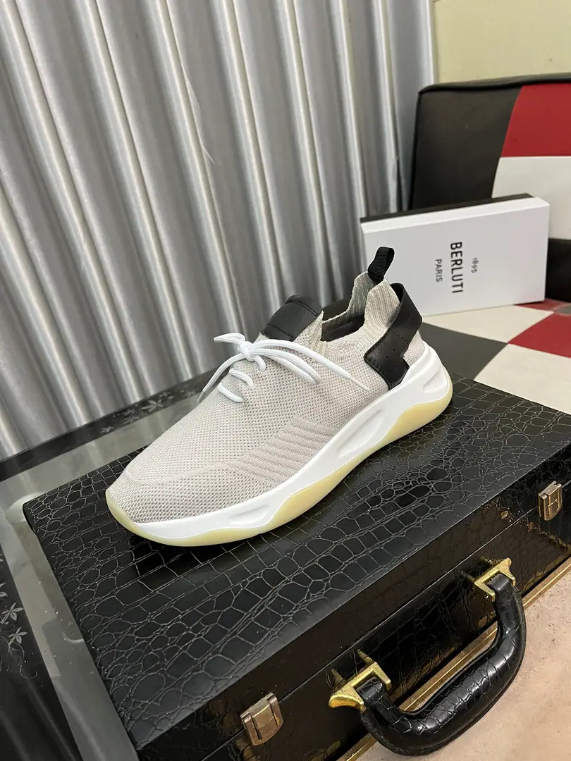 Get out of the factory.⌚️⌚️Berlui/Brute Brute's hand-skinned leisure shoes., Imported special skin colouring effect, The carving of the real sculptor. The most luxurious process. The rubber base is a special model in the skin of a cow. Slippers laser brand. Soyuz-head style design Jane is not a bad person. Shoe tongue.1895logoDetails of the badge Size: 38-44