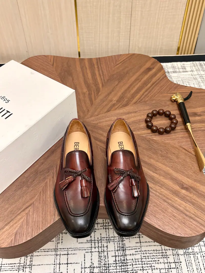 Get out of the factory. Berluti/Blue's got a big leather coat and shoes., Use imported cattle and shoes Soft and stylish., Artificial Colour Modification Process, Low profile luxury., Comfortable air-forming., That's a real leather. That's a big import., It's a remarkable attitude. Original package for full cabinet size: 39-44（45Custom）