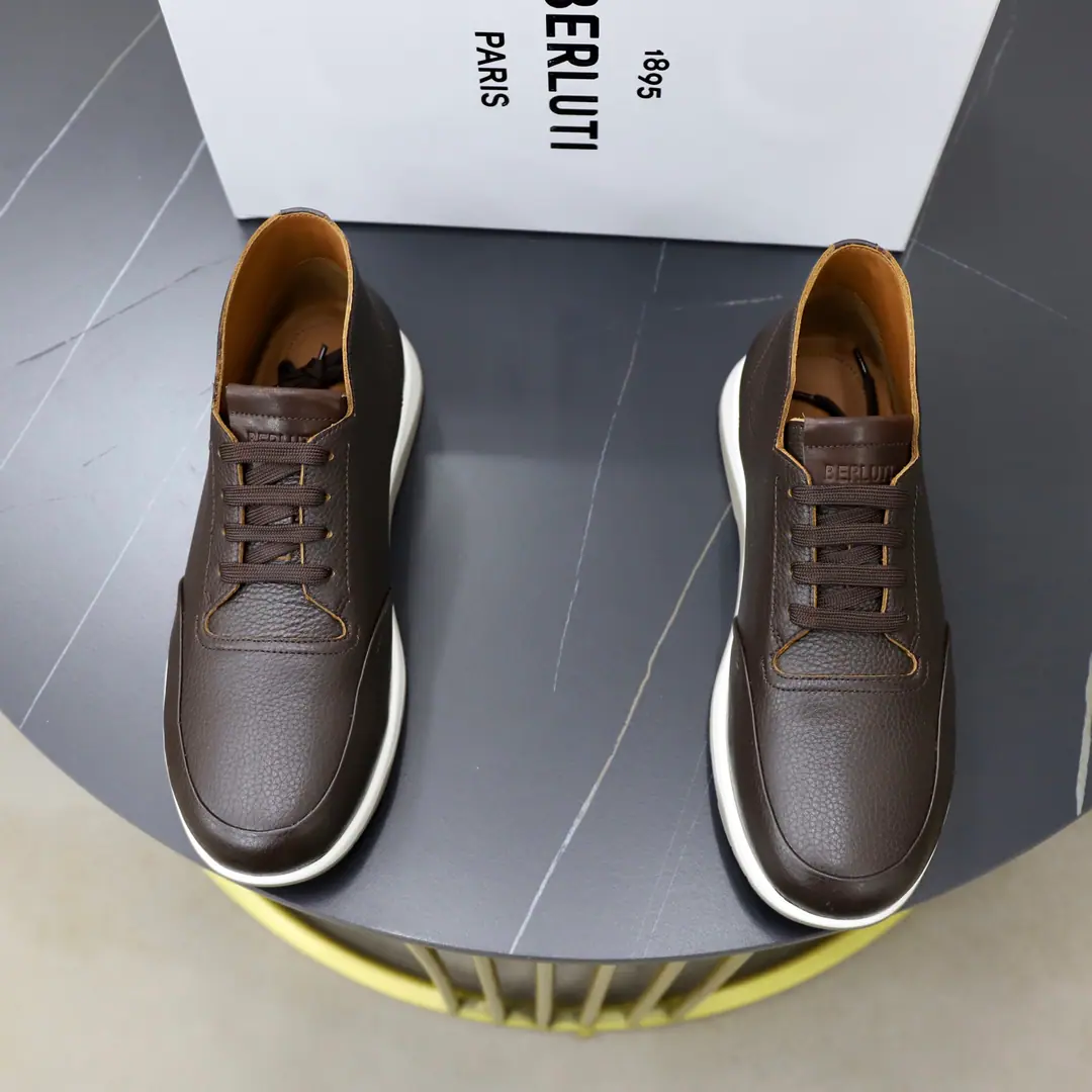 Berluti/Brute. EchappeeThe series of Derby Shoes. ！ This leather leisure shoe. The shoe face is a soft-stitched cow., Skins are delicate and soft., Natural leather with warm radiance., ♪ The touch is soft and hard ♪, It's hard to break your feet.. Simple approximation style, Flip sewn structure and wrapping leather, by the dottedBAlphabet Details, Classic round head design, Tie the cut-off., Inrebin has a high-end cow skin., The skin looks at the details., The pippe is all fine., ♪ Soft in touch ♪, It's a real shoe cushion.logoDetails of the logo, The back of the world is a remarkablely high cortex., Light rubber soles., The ideal choice of a man who makes a compromise between comfort and style.. Full package！ Size: 39-40-41-42-43-44Skins size.（Customable 38.45.46） The cargo.: E ZCentral Brown.