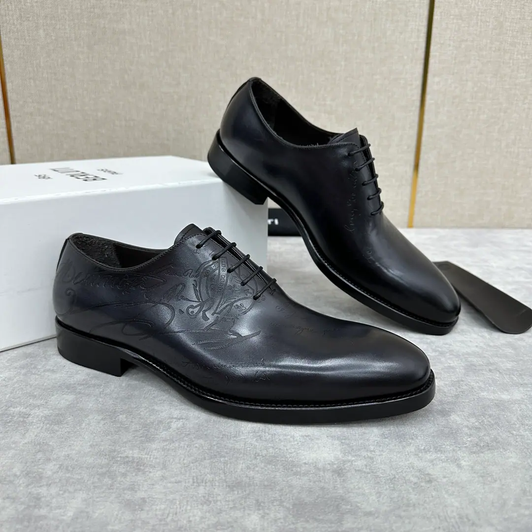 💋💍Berlut* Brute. New man polished his leather shoes and sold them. Selection of quality imported cow leather shoes Hand-swipe process processing effects Shoes are asymmetrical. scritto A tattoo., It's all over the place. Berlut* Details and spirituality. Semi-steak cooling process The atmosphere of the ancient plain. Shows the skin quality in a very fine way. Manual Colours The inside water dyes the cow's skin. Italy's great for smoothing up rubber negatives. A pair of shoes with a good art style. I'm gonna go with the original private model. Original custom package sale！ Colours: Black Brown. Standard leather shoe code number: 39～44#（38.45🉑Do it.）Batch