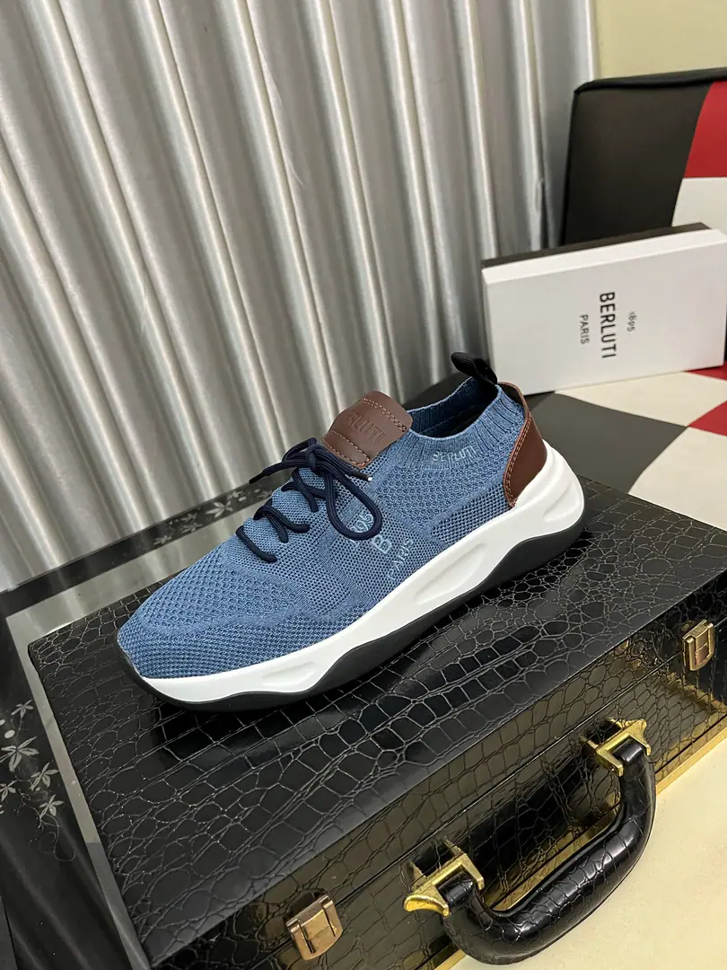 Get out of the factory.⌚️⌚️Berlui/Brute Brute's hand-skinned leisure shoes., Imported special skin colouring effect, The carving of the real sculptor. The most luxurious process. The rubber base is a special model in the skin of a cow. Slippers laser brand. Soyuz-head style design Jane is not a bad person. Shoe tongue.1895logoDetails of the badge Size: 38-46