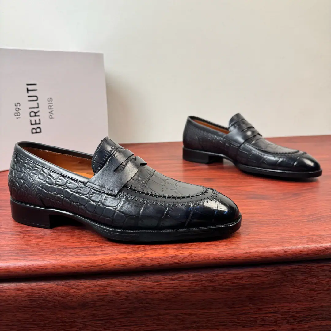 Berluti/Brute. The new man is wearing leather and platinum shoes., A pair of shoes with a little bit of a foot.！ High quality stability. Out-of-pocket shipment！ Selection of quality cattle shoes Manual Colouring Process The skin is so delicate. Skinning process Nice looking. Pygmy even. The skin is soft and resilient.. Geometric Cut, The classic English Fry Fly Shoes.. In the skin of the calf., Gold.logoFoot Details, Back of the back of the velvet., Walking comfortably with his feet is a great experience.. The import is so bottom-of-the-meat., Sewing process➕Semi-skinned cold glue technology, The rubber negatives are all over the back., Sliding steady., Comfortable, delicate, light-bonded male shoes. It's highly recommended., Dinner, Dinner., Wedding., The place is full of English shoes., Full package！ Size: 39-40-41-42-43-44（Customable38.45.46）Skins size. The cargo.: LH -5G Crocodile tattoos. Gray