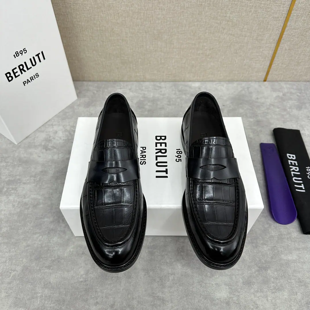 💋💍Berlut* Brute. The new man is hand-swipedled with his platter shoes. A simple-ass driver's shoe. Select quality imported crocs to press their shoes. Hand-swipe process processing effects Semi-steak cooling process The atmosphere of the ancient plain. Shows the skin quality in a very fine way. Same-skinned leather strip decoration More manual. The inside water dyes the cow's skin. Italy is a big-ass country. There's a badge on the soles of the shoe. And then add the rubber negative to enhance the land grab. It's a great slide-proof thing. A pair of shoes with a good art style. I'm gonna go with the original private model.！ Original custom packaging Three-coloured.！ Standard leather shoe code number: 39～44#（38.45Do it.）Batch
