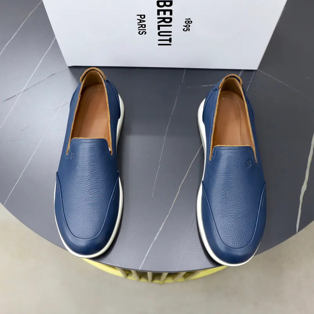 Berluti/Brute. A man's new leather-stale and lyric shoes.！ This leather leisure shoe. The shoe face is a soft-stitched cow., Skins are delicate and soft., Natural leather with warm radiance., ♪ The touch is soft and hard ♪, It's hard to break your feet.. Simple approximation style, Flip sewn structure and wrapping leather, by the dottedBAlphabet Details, Classic round head design, You can wear it like a horse., Inrebin has a high-end cow skin., The skin looks at the details., The pippe is all fine., ♪ Soft in touch ♪, It's a real shoe cushion.logoDetails of the logo, The back of the world is a remarkablely high cortex., Light rubber soles.. Full package！ Size: 39-40-41-42-43-44Skins size.（Customable 38.45.46） The cargo.: E ZFist. Gray