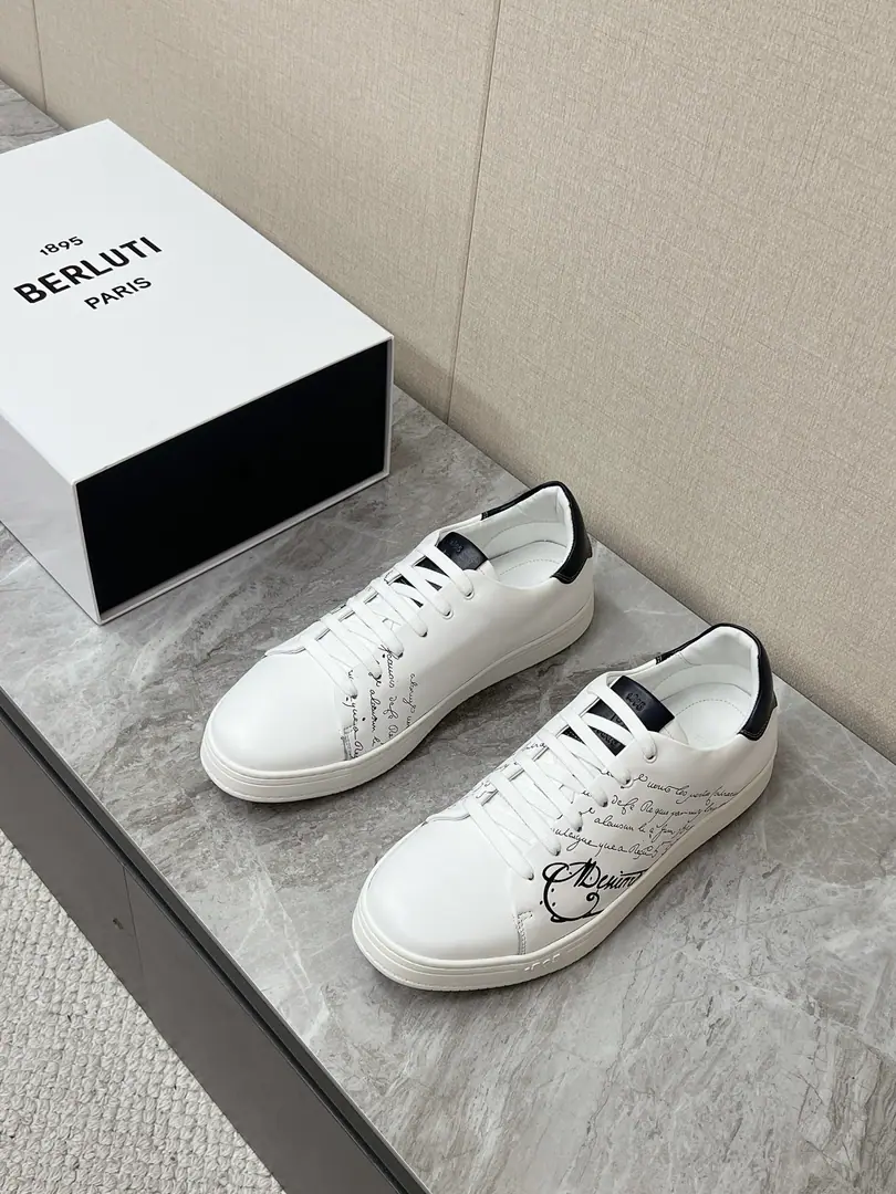 BerlutiThe latest old money and leisure shoes in Burrudy Springs. Berluti（Borrutti.）It's a French platter., AffiliationLVMHGroup The main hand-swiped cow skin. The main one is high-end men's shoes. Very simple, leisure shoes. The shoe is branded.VeneziaCowskin., Soft and delicate., The color of the distribution is full of marks.ScrittoHandwritten Stripes Jane's got a little bit of a low-end outfit. White rubber is thick. Lightly quantified and skating resistant No extra suture on the shoe. The whole cow's skin is in one shape. Artisanal oil dyeing process There are slight differences in each two-string colours. It's a quality that's unique to the hand.Size: 39-45