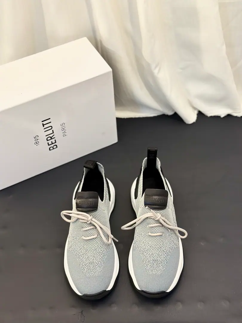 Brute./Berlut* ShadowSports shoes As brand name's first knitted sneakers. The shoes are light and very resilient. Double-coloured density flying A hand-colouring process with a little cow skin. Ears StereoBPharmacy We'll make a difference between a common computer in the market. The original embroidery is full. It's a strong blob. DoublePULight soft size:39-44Code(38.45.46Do it.)Dollar
