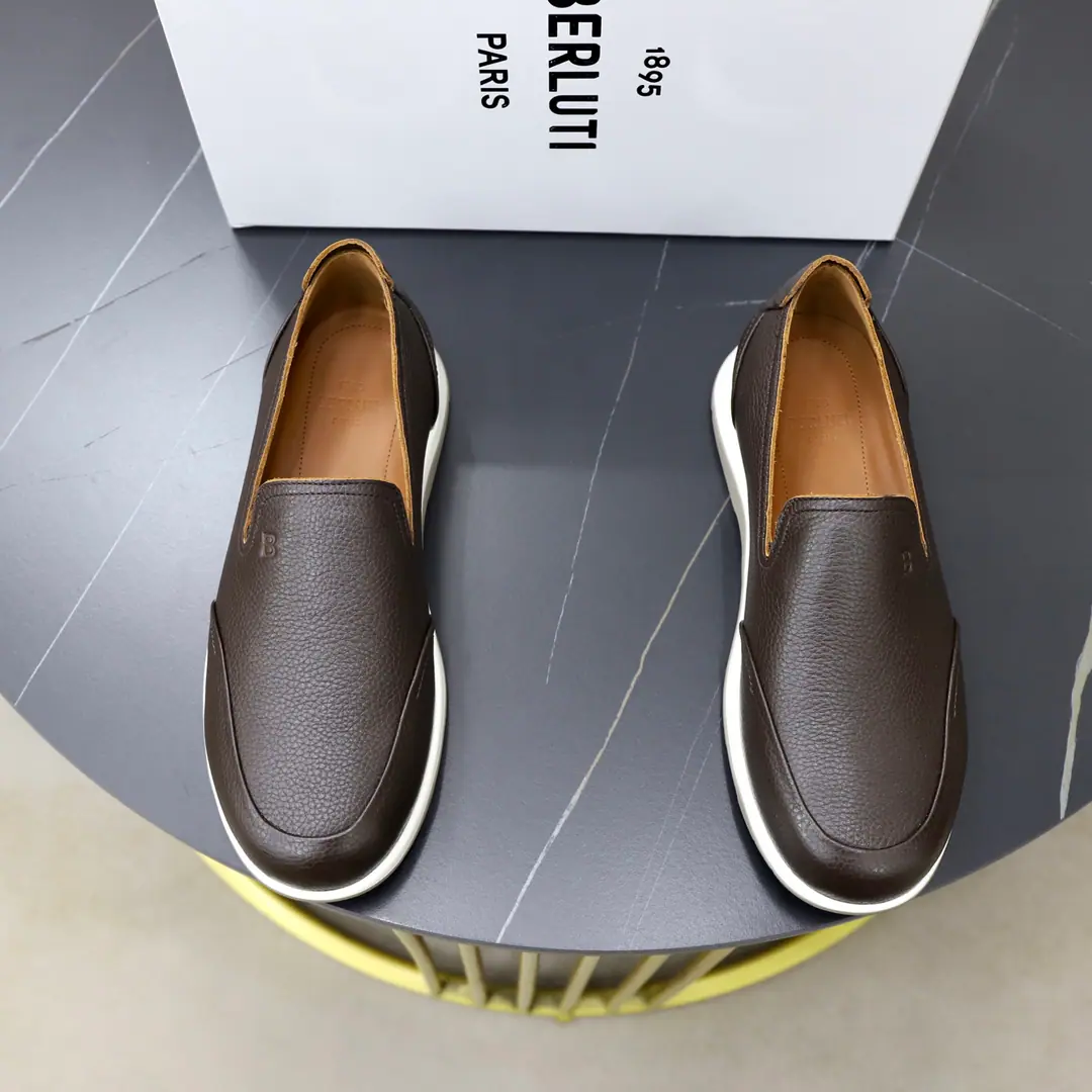 Berluti/Brute. A man's new leather-stale and lyric shoes.！ This leather leisure shoe. The shoe face is a soft-stitched cow., Skins are delicate and soft., Natural leather with warm radiance., ♪ The touch is soft and hard ♪, It's hard to break your feet.. Simple approximation style, Flip sewn structure and wrapping leather, by the dottedBAlphabet Details, Classic round head design, You can wear it like a horse., Inrebin has a high-end cow skin., The skin looks at the details., The pippe is all fine., ♪ Soft in touch ♪, It's a real shoe cushion.logoDetails of the logo, The back of the world is a remarkablely high cortex., Light rubber soles.. Full package！ Size: 39-40-41-42-43-44Skins size.（Customable 38.45.46） The cargo.: E ZFist. Gray