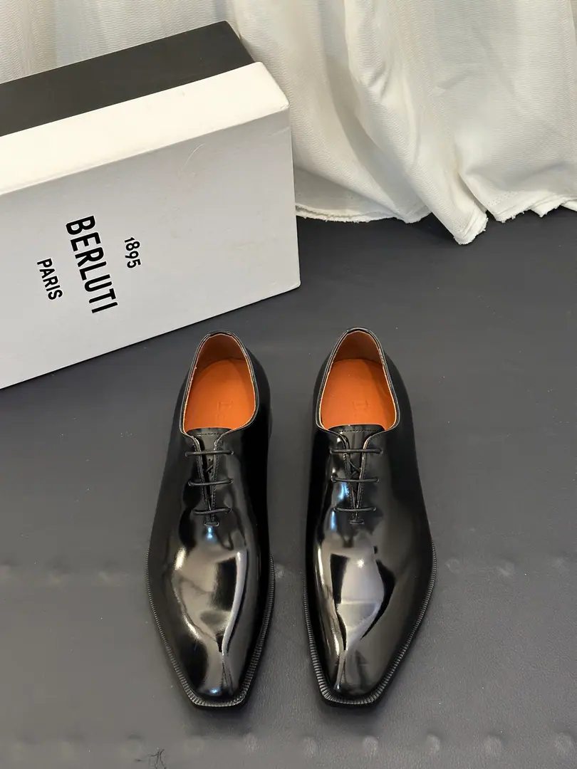 Berluti/Brute. The new man is wearing leather and platinum shoes., The croc skin is a leather-skinned cow.！ High quality stability. Out-of-pocket shipment！ Selection of quality cattle shoes Manual Colouring Process The skin is so delicate. Skinning process Nice looking. Pygmy even. The skin is soft and resilient.. Geometric Cut, The classic English Fry Fly Shoes.. In the skin of the calf., Gold.logoFoot Details, Back of the back of the velvet., Walking comfortably with his feet is a great experience.. The import is so bottom-of-the-meat., Sewing process➕Semi-skinned cold glue technology, The rubber negatives are all over the back., Sliding steady., Comfortable, delicate, light-bonded male shoes. It's highly recommended., Dinner, Dinner., Wedding., The place is full of English shoes., Full package？ Size: 39-40-41-42-43-44（Customable38.45.46）Skins size.