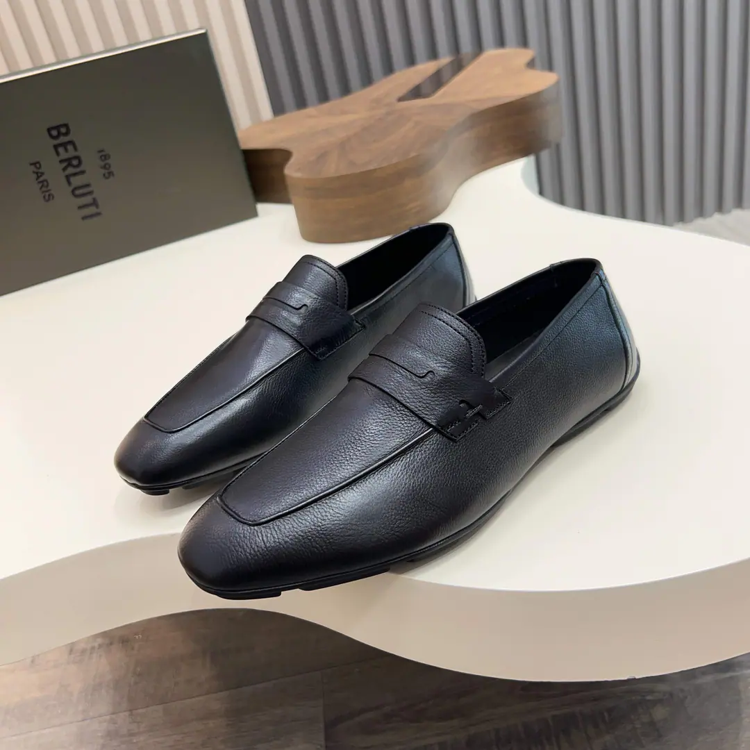 Berluti/Brute.Eden ScrittoA leather shoe man with a foot., Use imported cattle and shoes Soft and stylish. Comfortable air-for-one crop. SideScrittoThe pattern is high and the air pressure is high. That's a real leather. Pure rubber lightly. It's a remarkable attitude. Original package for full cabinet Dollar Size: 39-44（38.45.Do it.）