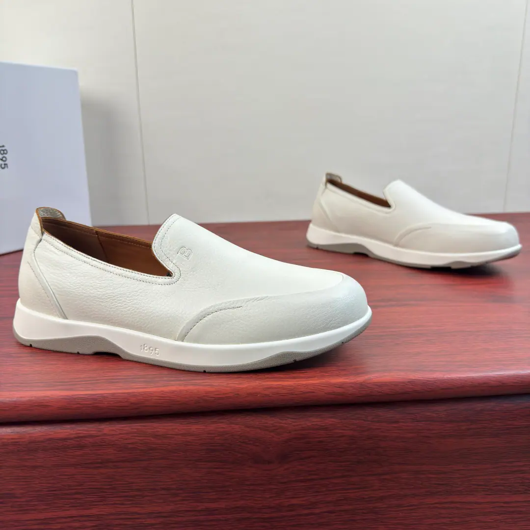 Berluti/Brute. A man's new leather-stale and lyric shoes.！ This leather leisure shoe. The shoe face is a soft-stitched cow., Skins are delicate and soft., Natural leather with warm radiance., ♪ The touch is soft and hard ♪, It's hard to break your feet.. Simple approximation style, Flip sewn structure and wrapping leather, by the dottedBAlphabet Details, Classic round head design, You can wear it like a horse., Inrebin has a high-end cow skin., The skin looks at the details., The pippe is all fine., ♪ Soft in touch ♪, It's a real shoe cushion.logoDetails of the logo, The back of the world is a remarkablely high cortex., Light rubber soles.. Full package！ Size: 39-40-41-42-43-44Skins size.（Customable 38.45.46） The cargo.: E ZFist. White