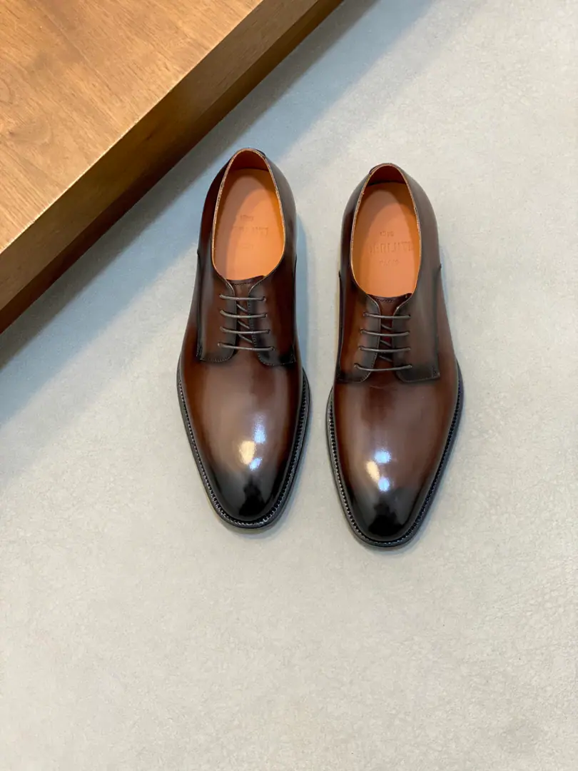 Berluti/Blue's got a big leather coat and shoes., Use imported cattle and shoes Soft and stylish., Artificial Colour Modification Process, Low profile luxury., Comfortable air-forming., That's a real leather. That's a big import., It's a remarkable attitude. Original package for full cabinet size: 39-44（45Custom）