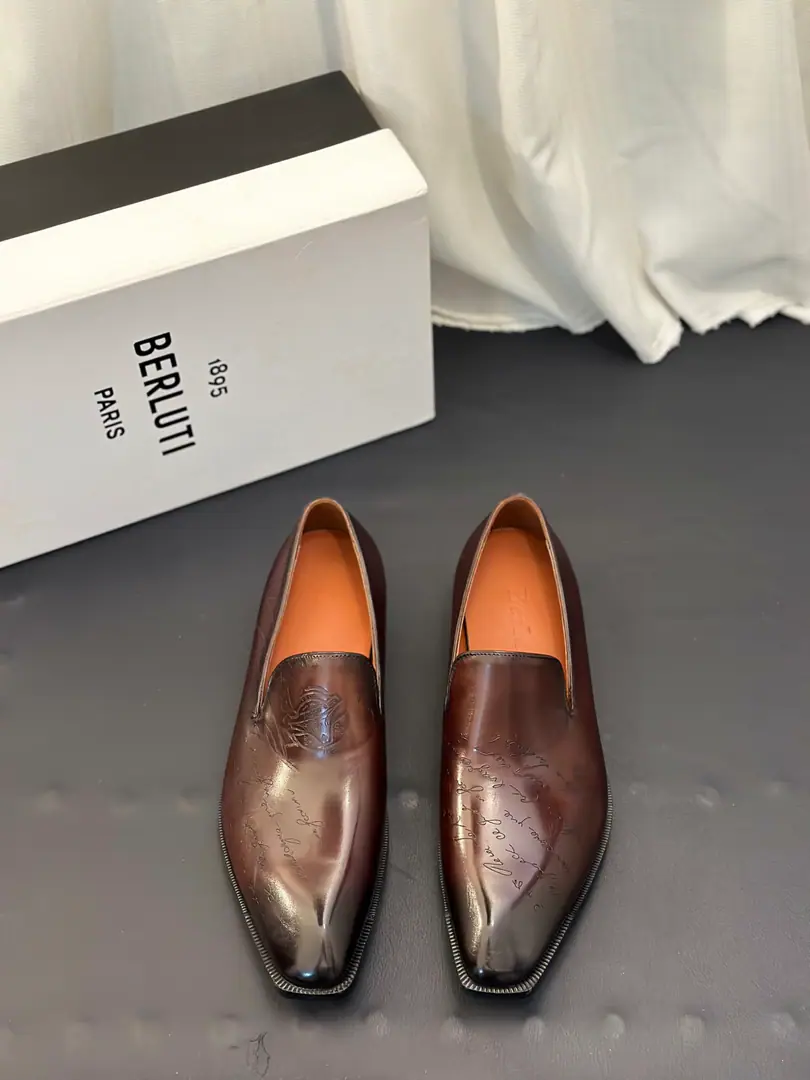 Berluti/Brute. The new man is wearing leather and platinum shoes., The croc skin is a leather-skinned cow.！ High quality stability. Out-of-pocket shipment！ Selection of quality cattle shoes Manual Colouring Process The skin is so delicate. Skinning process Nice looking. Pygmy even. The skin is soft and resilient.. Geometric Cut, The classic English Fry Fly Shoes.. In the skin of the calf., Gold.logoFoot Details, Back of the back of the velvet., Walking comfortably with his feet is a great experience.. The import is so bottom-of-the-meat., Sewing process➕Semi-skinned cold glue technology, The rubber negatives are all over the back., Sliding steady., Comfortable, delicate, light-bonded male shoes. It's highly recommended., Dinner, Dinner., Wedding., The place is full of English shoes., Full package？ Size: 39-40-41-42-43-44（Customable38.45.46）Skins size.