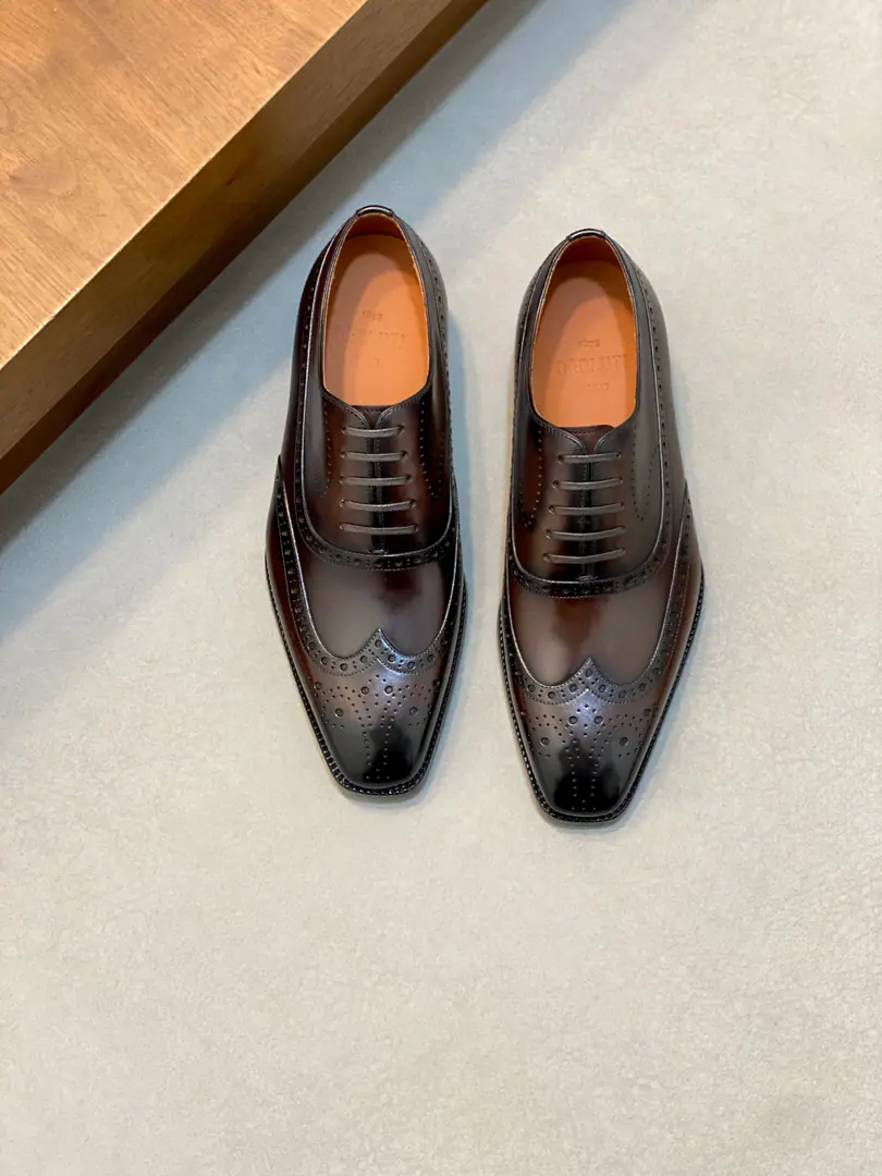 Berluti/Blue's got a big leather coat and shoes., Use imported cattle and shoes Soft and stylish., Artificial Colour Modification Process, Low profile luxury., Comfortable air-forming., That's a real leather. That's a big import., It's a remarkable attitude. Original package for full cabinet size: 39-44（45Custom）