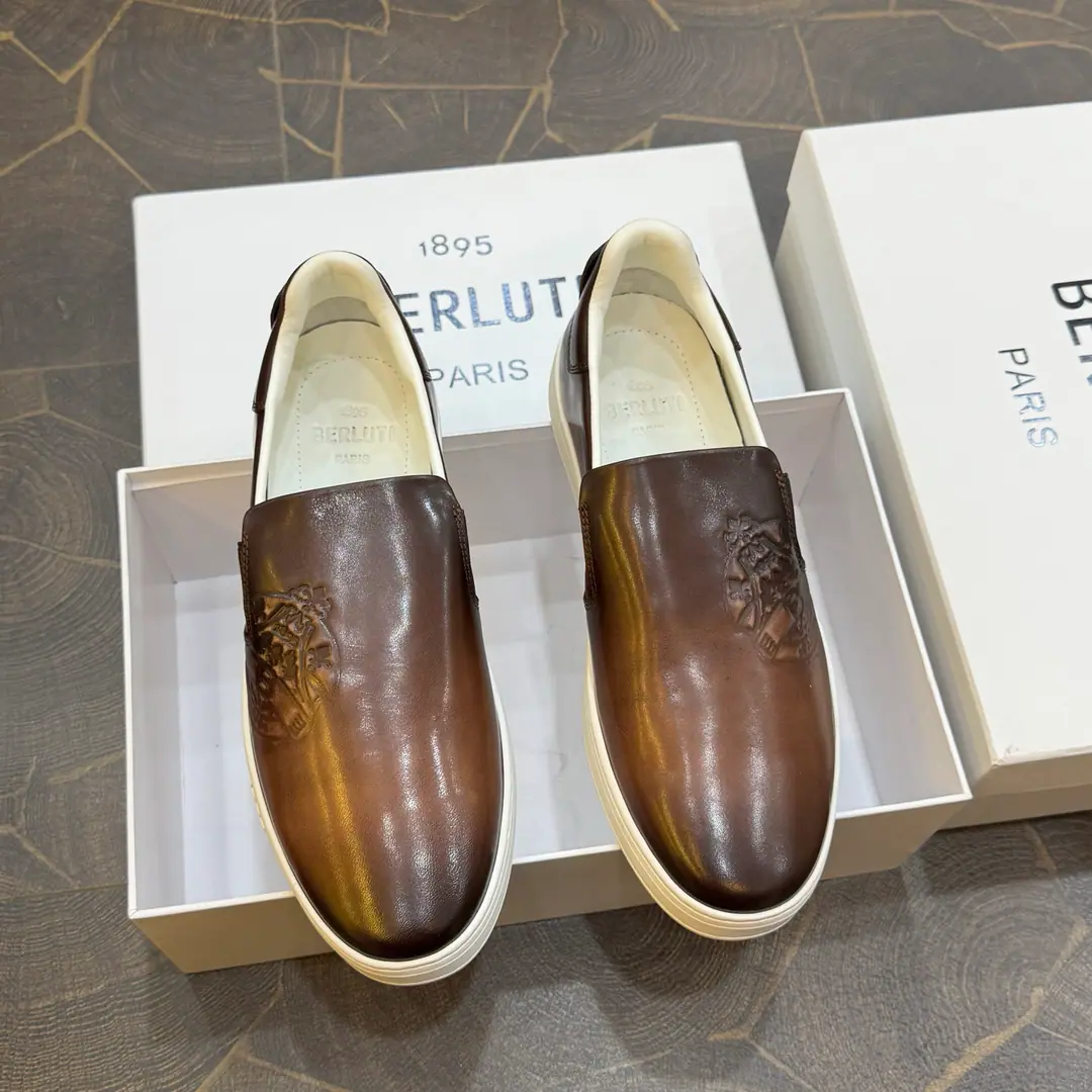 Berlut* Brute men's high-end leisure shoes.｜Import of cattle and leather.｜Importing calf skin inside.｜Pure rubber lightly. It's cozy and light. ｜Berlut* Insignia andlogoThe stamped captive gets the visual light.｜Stereos Scritto Graphics｜It's a remarkable attitude. Size: 39-44（45.46Custom）