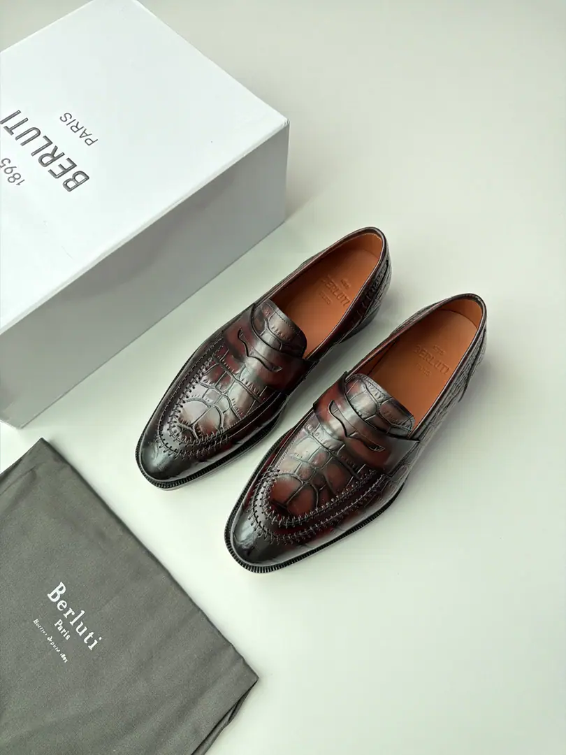Berluti Classic. Penny Loafer（Pins and Leafers.） Pattern, A shoelace-free set of feet, ♪ And bring a graceful lull ♪, Reconciling formal and leisure settings. Hand-made stitches and fine sculptations of the shoe., Yes. Berluti Representation of advanced processes. PatinaManual Colouring Process, The color is hand-wounded., Each pair is unique.. Codes: 39-45（38 46Make a reservation.） Colours: Dark Brown., Ashes black., Brown, Black Lan colour