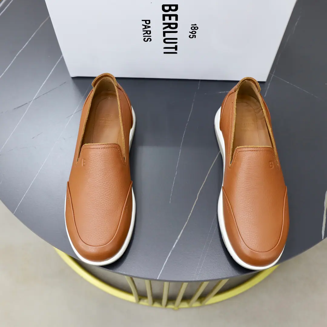 Berluti/Brute. A man's new leather-stale and lyric shoes.！ This leather leisure shoe. The shoe face is a soft-stitched cow., Skins are delicate and soft., Natural leather with warm radiance., ♪ The touch is soft and hard ♪, It's hard to break your feet.. Simple approximation style, Flip sewn structure and wrapping leather, by the dottedBAlphabet Details, Classic round head design, You can wear it like a horse., Inrebin has a high-end cow skin., The skin looks at the details., The pippe is all fine., ♪ Soft in touch ♪, It's a real shoe cushion.logoDetails of the logo, The back of the world is a remarkablely high cortex., Light rubber soles.. Full package！ Size: 39-40-41-42-43-44Skins size.（Customable 38.45.46） The cargo.: E ZFist. Gray