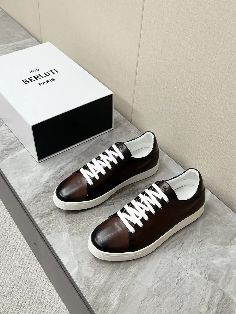 BerlutiThe latest old money and leisure shoes in Burrudy Springs. Berluti（Borrutti.）It's a French platter., AffiliationLVMHGroup The main hand-swiped cow skin. The main one is high-end men's shoes. Very simple, leisure shoes. The shoe is branded.VeneziaCowskin., Soft and delicate., The color of the distribution is full of marks.ScrittoHandwritten Stripes Jane's got a little bit of a low-end outfit. White rubber is thick. Lightly quantified and skating resistant No extra suture on the shoe. The whole cow's skin is in one shape. Artisanal oil dyeing process There are slight differences in each two-string colours. It's a quality that's unique to the hand.Size: 39-45