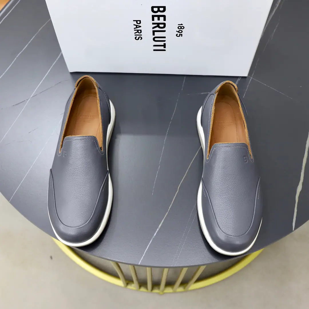 Berluti/Brute. A man's new leather-stale and lyric shoes.！ This leather leisure shoe. The shoe face is a soft-stitched cow., Skins are delicate and soft., Natural leather with warm radiance., ♪ The touch is soft and hard ♪, It's hard to break your feet.. Simple approximation style, Flip sewn structure and wrapping leather, by the dottedBAlphabet Details, Classic round head design, You can wear it like a horse., Inrebin has a high-end cow skin., The skin looks at the details., The pippe is all fine., ♪ Soft in touch ♪, It's a real shoe cushion.logoDetails of the logo, The back of the world is a remarkablely high cortex., Light rubber soles.. Full package！ Size: 39-40-41-42-43-44Skins size.（Customable 38.45.46） The cargo.: E ZFist. Gray