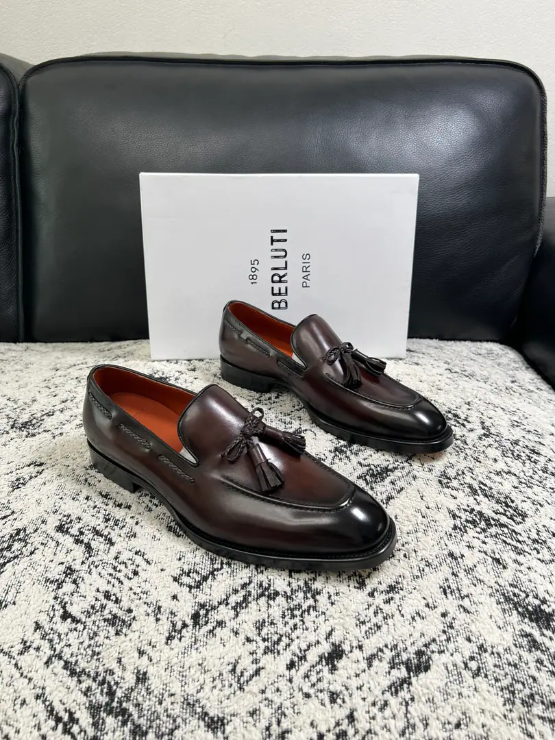 Berluti High Quality Top-level craft Brute. The counter is being synchronized with the original distribution configuration., Italian imports of cow flour, All imported water- dyeed cattle stubs., Shoes under the sole.: The original factory is super comfortable with the original base., The original factory and the single., Codes 39-44（Sold38 45 46）