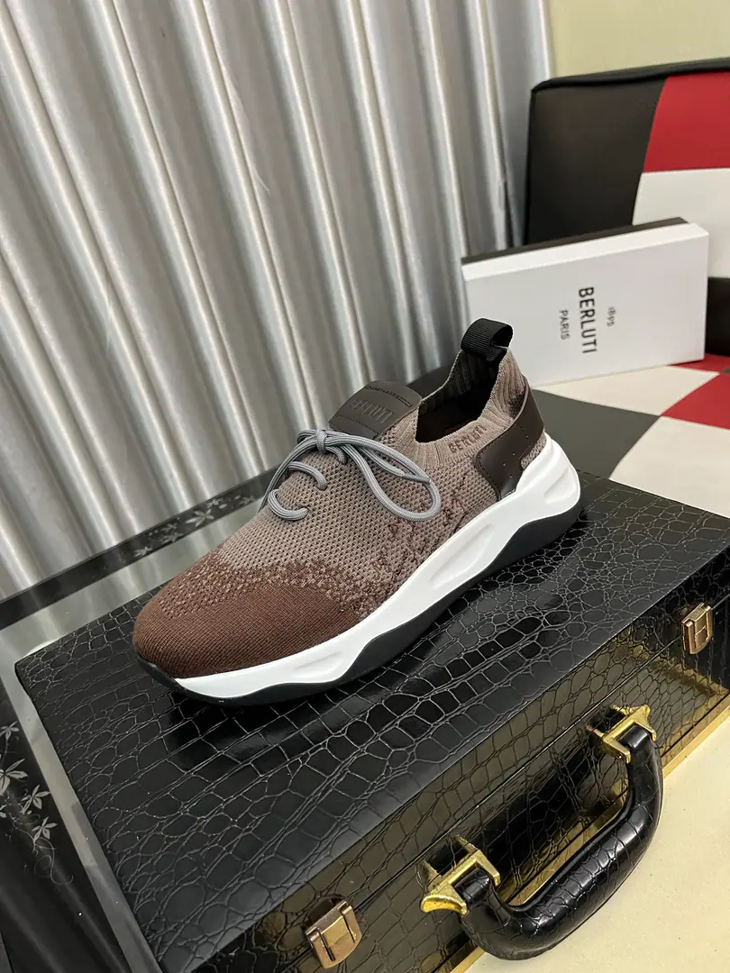 Get out of the factory.⌚️⌚️Berlui/Brute Brute's hand-skinned leisure shoes., Imported special skin colouring effect, The carving of the real sculptor. The most luxurious process. The rubber base is a special model in the skin of a cow. Slippers laser brand. Soyuz-head style design Jane is not a bad person. Shoe tongue.1895logoDetails of the badge Size: 38-44