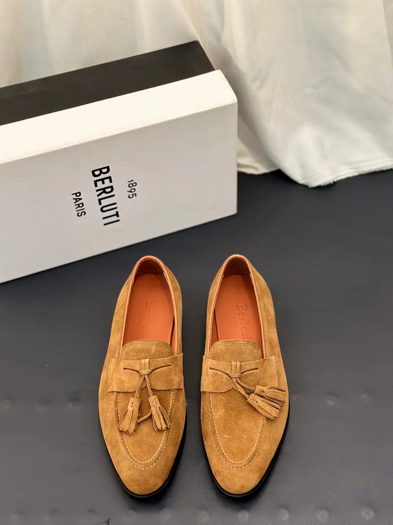 Berluti/Brute. The new man is wearing leather and platinum shoes., A pair of shoes with a little bit of a foot.！ High quality stability. Out-of-pocket shipment！ Selection of quality cattle shoes Manual Colouring Process The skin is so delicate. Skinning process Nice looking. Pygmy even. The skin is soft and resilient.. Geometric Cut, The classic English Fry Fly Shoes.. In the skin of the calf., Gold.logoFoot Details, Back of the back of the velvet., Walking comfortably with his feet is a great experience.. The import is so bottom-of-the-meat., Sewing process➕Semi-skinned cold glue technology, The rubber negatives are all over the back., Sliding steady., Comfortable, delicate, light-bonded male shoes. It's highly recommended., Dinner, Dinner., Wedding., The place is full of English shoes., Full package！ Size: 39-40-41-42-43-44（Customable38.45.46）Skins size.