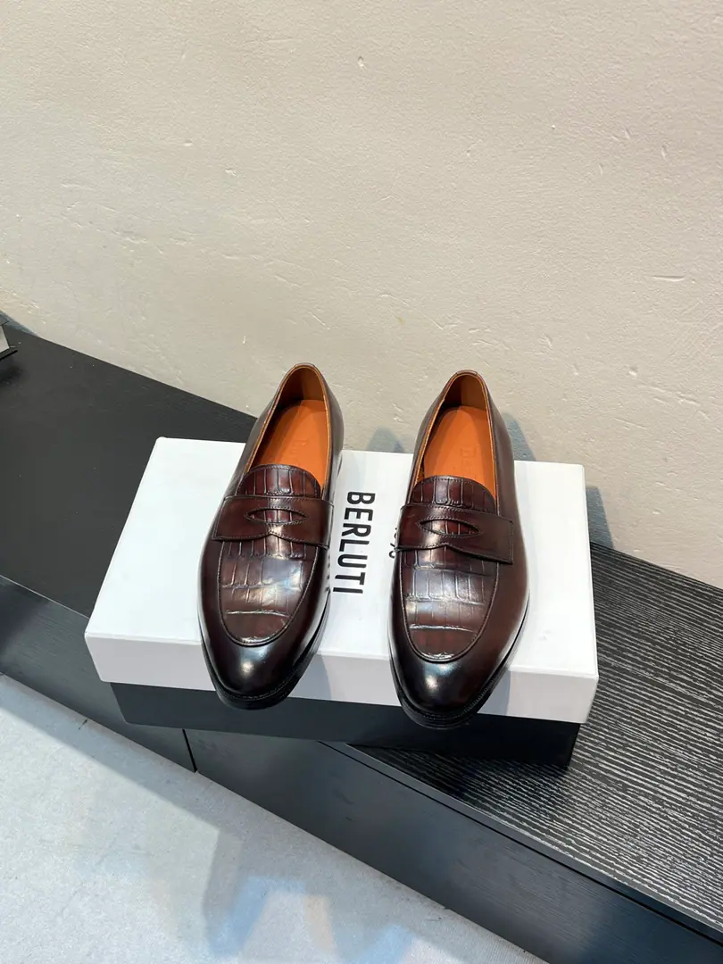 Berluti/Blue's got a big leather coat and shoes., Use imported cattle and shoes Soft and stylish., Artificial Colour Modification Process, Low profile luxury., Comfortable air-forming., That's a real leather. That's a big import., It's a remarkable attitude. Original package for full cabinet size: 39-44（37 38 45 46Custom）