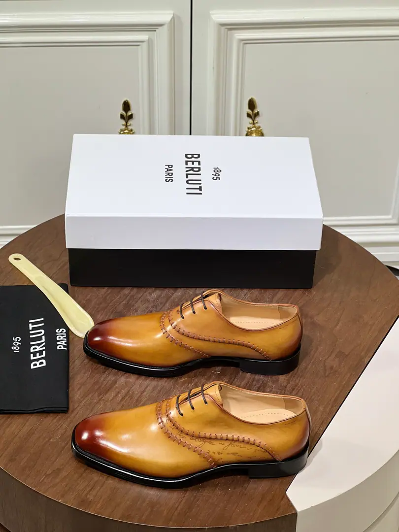 Berluti/Hand-held business shoes. Use imported cow skin on the shoe., In the cow's skin., That's a big one. Listen to the swipe.. ♪ To witness the radiant glowing on the shoes, Every patient process., A craft art that is so good at making a good work.. Size:38-46