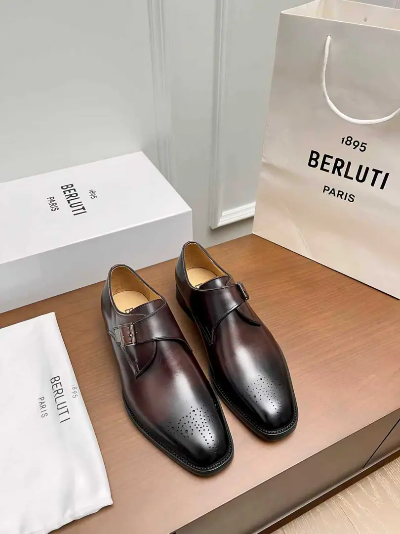 Berluti/Brute. The new man is wearing a pair of leather shoes.！ Selection of quality imported cow leather shoes Process pattern Hand-swipe process processing effects Sewn by the shoe face, The cow-skinmark line hand-sewn. It's all over the place. Berluti Details and spirituality. Semi-steak cooling process The atmosphere of the ancient plain. Shows the skin quality in a very fine way. Manual Colours The inside water dyes the cow's skin. Italy is a big-ass country., The rare gin-base process on the market, The back-and-back rubber negative is super-sliding. A pair of shoes with a good art style. I'm gonna go with the original private model.！ Black Brown. Two Colours Optional, Meeting different matchmaking needs. Original custom package sale！ Size: 39-40-41-42-43-44Skins size. （Customable38.45.46No re-election.）