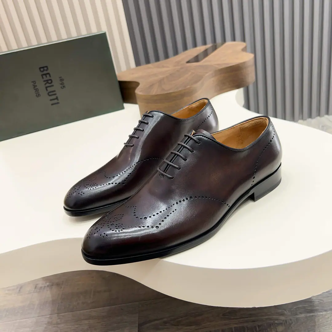 Berluti/Blue's got a big leather coat and shoes., Use imported cattle and shoes Soft and stylish., Artificial Colour Modification Process, Low profile luxury., Comfortable air-forming., That's a real leather. That's a big import., It's a remarkable attitude. Original package for full cabinet, size: 39-44（45Custom）