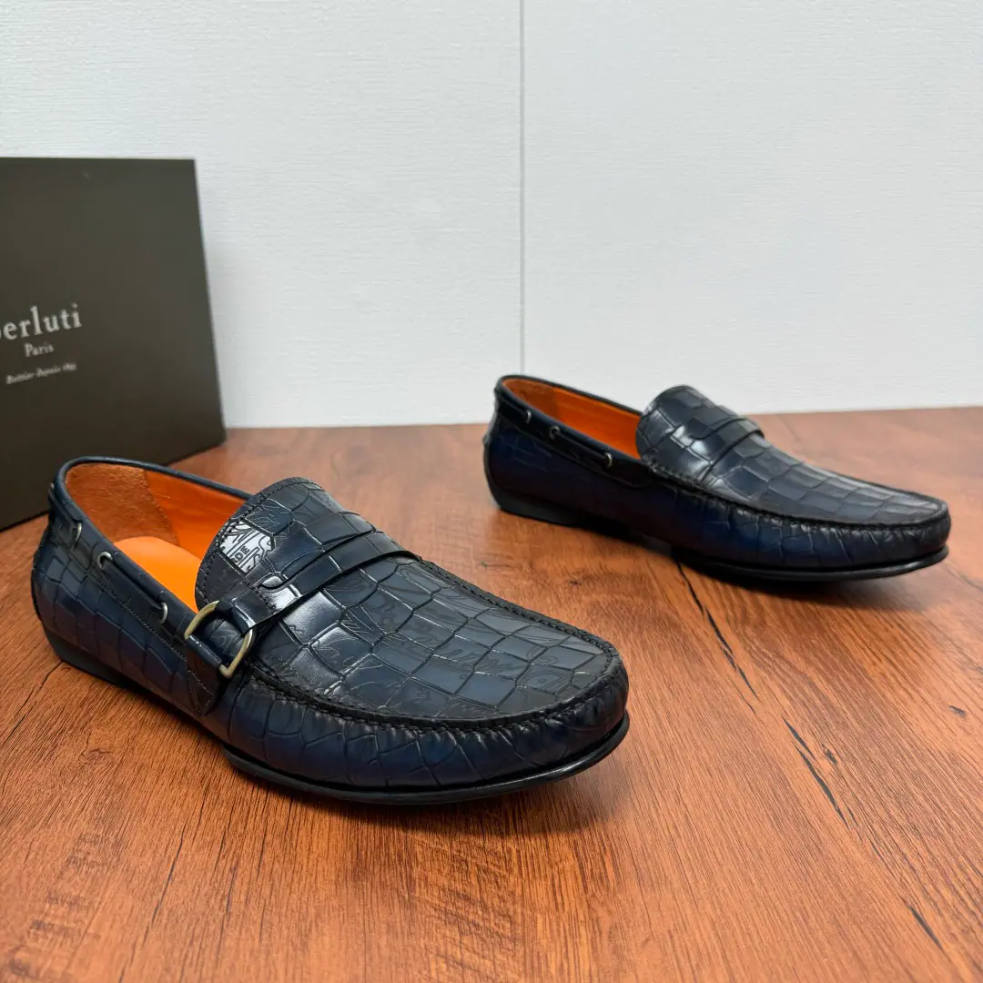 Berluti/Brute. A new man with a new tattoo is driving shoes with a new shoe.！🔥🔥 High-end quality feeling, Import top-of-the-art gator-gragged calf skin., It's a great quality., There's a little something on the shoe.ScrittoText Image, LogoStereometric separation, The O.S.A.'s handmade sewling of the horse wax line., Importing calf skin inside., Double-story calf mating and foot making, The shoe cushions are high and Osolay's all under pressure., The biggest difficulty with this shoe is the soles of the shoe., It cuts through the same body., Sew your hands in front and back, smooth-resistant rubber patches., It's not gonna get out of there., The fineness of the mold is very demanding., Shoe polishing process, It's a different light., The back and back are surrounded by the same-material leather belt., And high-quality metal eyes., A metal buttoned up with a leather belt of material, You're a good-looking guy., You're so good at it.！Full packaged dustproof bags~ Gray Blue Yellow brown tricolor option ！ Size: 39-40-41-42-43 Skins size.（The foot or the foot is bigger than the foot.） The cargo.: 001808- Crocodile tattoos. Blue