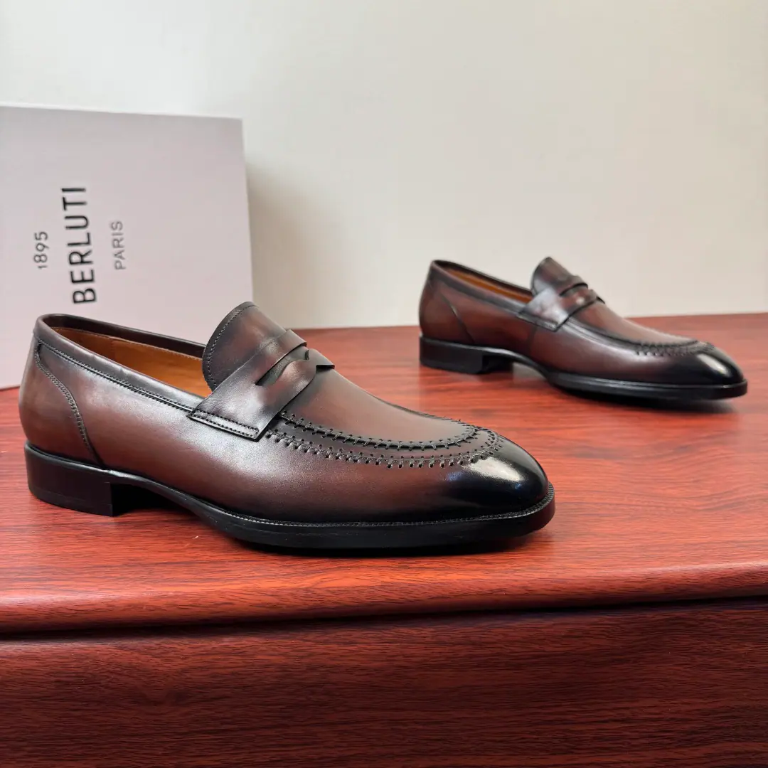 Berluti/Brute. The new man is wearing leather and platinum shoes., A pair of shoes with a little bit of a foot.！ High quality stability. Out-of-pocket shipment！ Selection of quality cattle shoes Manual Colouring Process The skin is so delicate. Skinning process Nice looking. Pygmy even. The skin is soft and resilient.. Geometric Cut, The classic English Fry Fly Shoes.. In the skin of the calf., Gold.logoFoot Details, Back of the back of the velvet., Walking comfortably with his feet is a great experience.. The import is so bottom-of-the-meat., Sewing process➕Semi-skinned cold glue technology, The rubber negatives are all over the back., Sliding steady., Comfortable, delicate, light-bonded male shoes. It's highly recommended., Dinner, Dinner., Wedding., The place is full of English shoes., Full package！ Size: 39-40-41-42-43-44（Customable38.45.46）Skins size. The cargo.: LH -5G Brown.