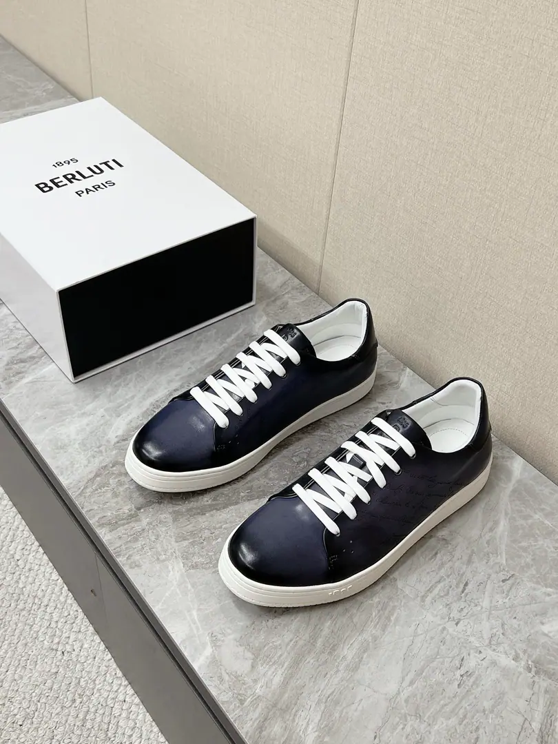 BerlutiThe latest old money and leisure shoes in Burrudy Springs. Berluti（Borrutti.）It's a French platter., AffiliationLVMHGroup The main hand-swiped cow skin. The main one is high-end men's shoes. Very simple, leisure shoes. The shoe is branded.VeneziaCowskin., Soft and delicate., The color of the distribution is full of marks.ScrittoHandwritten Stripes Jane's got a little bit of a low-end outfit. White rubber is thick. Lightly quantified and skating resistant No extra suture on the shoe. The whole cow's skin is in one shape. Artisanal oil dyeing process There are slight differences in each two-string colours. It's a quality that's unique to the hand.Size: 39-45