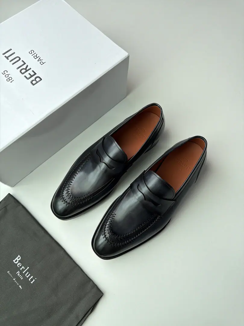 Berluti Classic. Penny Loafer（Pins and Leafers.） Pattern, A shoelace-free set of feet, ♪ And bring a graceful lull ♪, Reconciling formal and leisure settings. Hand-made stitches and fine sculptations of the shoe., Yes. Berluti Representation of advanced processes. PatinaManual Colouring Process, The color is hand-wounded., Each pair is unique.. Codes: 39-45（38 46Make a reservation.） Colours: Dark Brown., Ashes black., Brown, Black Lan colour