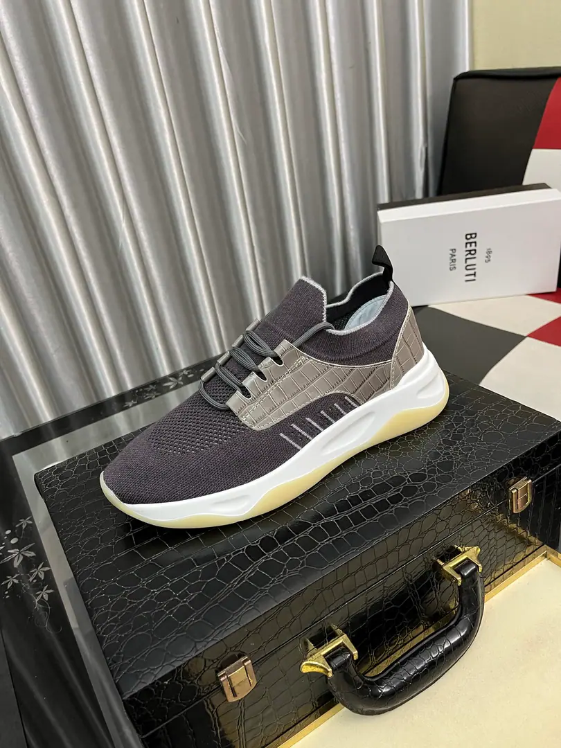 Get out of the factory.⌚️⌚️Berlui/Brute Brute's hand-skinned leisure shoes., Imported special skin colouring effect, The carving of the real sculptor. The most luxurious process. The rubber base is a special model in the skin of a cow. Slippers laser brand. Soyuz-head style design Jane is not a bad person. Shoe tongue.1895logoDetails of the badge Size: 38- ️⃣Colour Optional