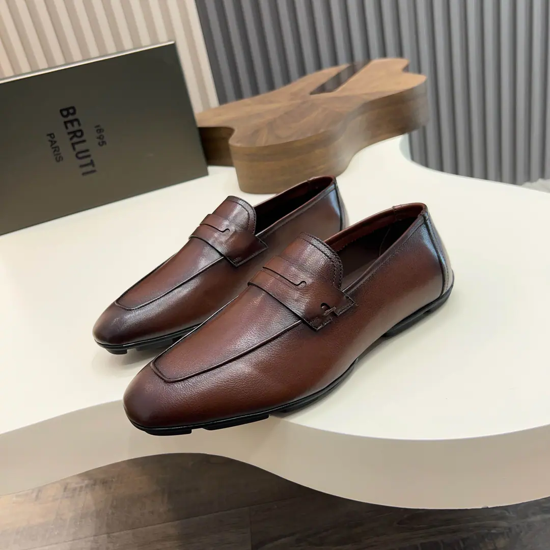 Berluti/Brute.Eden ScrittoA leather shoe man with a foot., Use imported cattle and shoes Soft and stylish. Comfortable air-for-one crop. SideScrittoThe pattern is high and the air pressure is high. That's a real leather. Pure rubber lightly. It's a remarkable attitude. Original package for full cabinet Dollar Size: 39-44（38.45.Do it.）