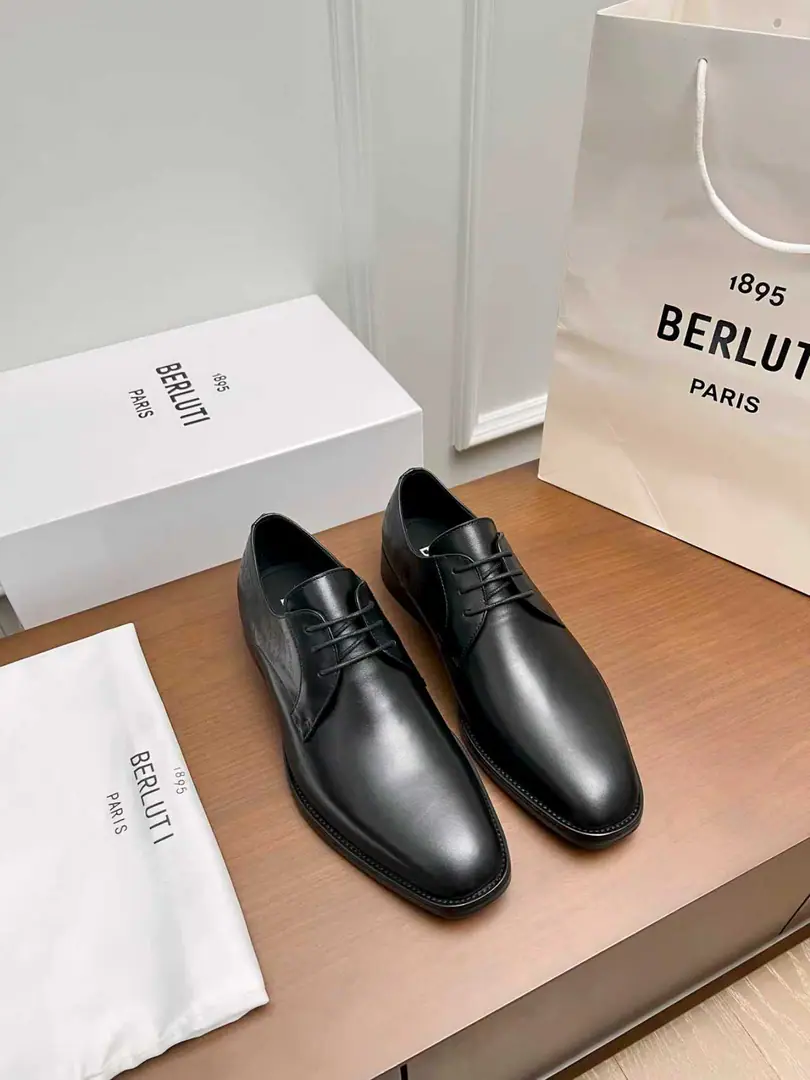 Berluti/Brute. The new man is wearing a pair of leather shoes.！ Selection of quality imported cow leather shoes Process pattern Hand-swipe process processing effects Sewn by the shoe face, The cow-skinmark line hand-sewn. It's all over the place. Berluti Details and spirituality. Semi-steak cooling process The atmosphere of the ancient plain. Shows the skin quality in a very fine way. Manual Colours The inside water dyes the cow's skin. Italy is a big-ass country., The rare gin-base process on the market, The back-and-back rubber negative is super-sliding. A pair of shoes with a good art style. I'm gonna go with the original private model.！ Black Brown. Two Colours Optional, Meeting different matchmaking needs. Original custom package sale！ Size: 39-40-41-42-43-44Skins size. （Customable38.45.46No re-election.）