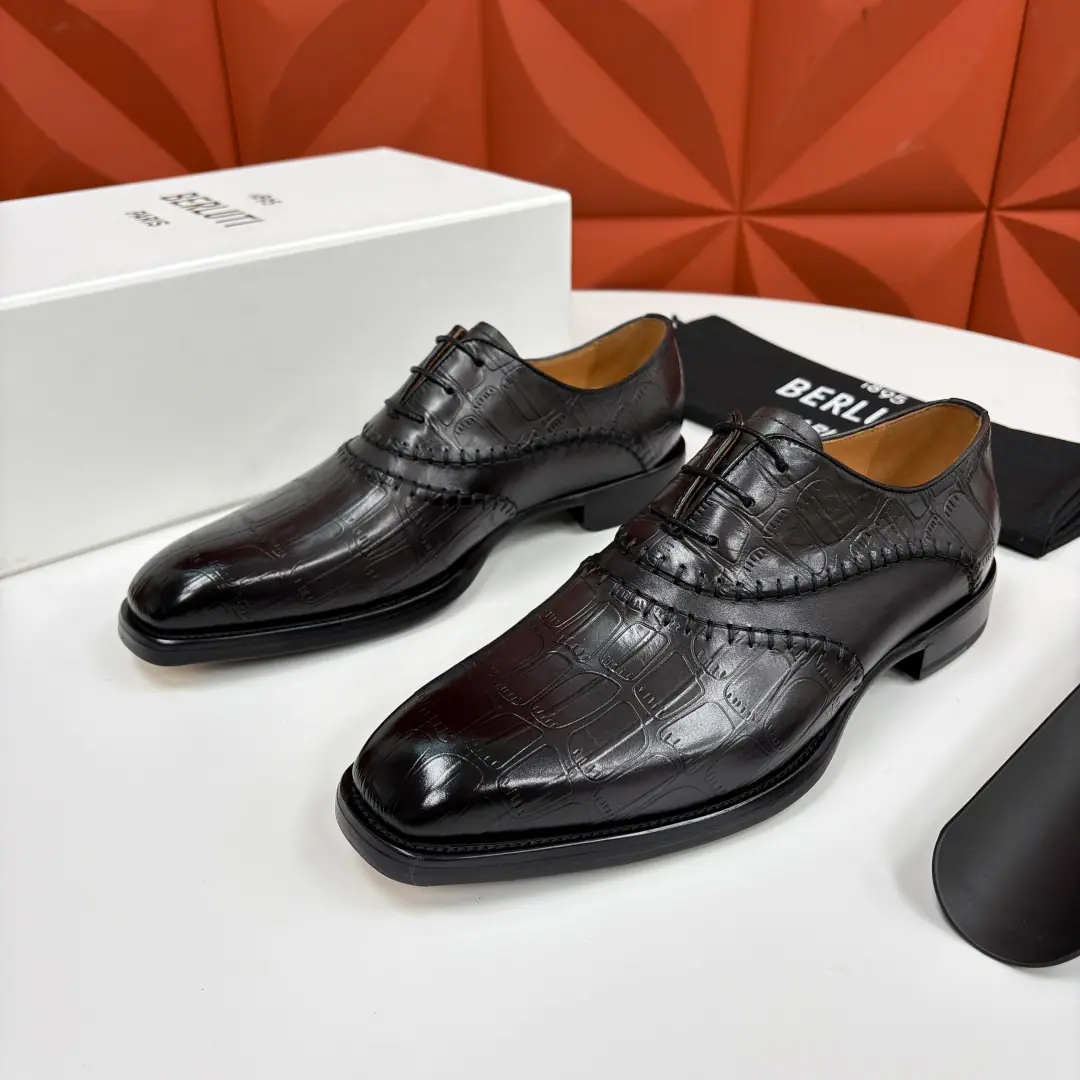 Berlut* Brute. New man polished a new pair of leather shoes.🆕 The business of crocodile-tied Oxford shoes is incredibly congenial.. Selection of quality imported cattle skin/Crocodile.🐊Skins made of bulls.. The shoes are classic Oxford shoes., The details show the fineness of hand-made stitches.. The shoe is working on the grafted lamarc line., Hand-swipe process processing effects. The inside water dyes the skin of the calf soft and comfortable. Italy's great for smoothing up rubber negatives. The crocs are stubble through their shoes., Wildness and luxury.. The sewn threads are very detailed., Hand-made needles and feet are both a manifestation of process., And poured the soul into the ancient gentlemanly style.. And the soles of the shoes are more than a surprise., The black and purple gradients have a brand-only artistic pressure., The metal on the head of the shoe is not just a decoration., More durable properties, The details show the great ambition of brands for quality.. The tie design has ensured the shoe surface's accuracy., For business again., Leisure looks like a kind of scalability.. I'm wearing a suit from a business meeting., To the Yapun at the leisure., It can be a dot-to-do pen., To give a dresser a taste of unsophisticated style and taste., It's an indispensable luxury collection in a gentleman's shoe cabinet.！ Standard leather shoe code number: 39～44#（37.38.45.46🉑Do it.）Batch