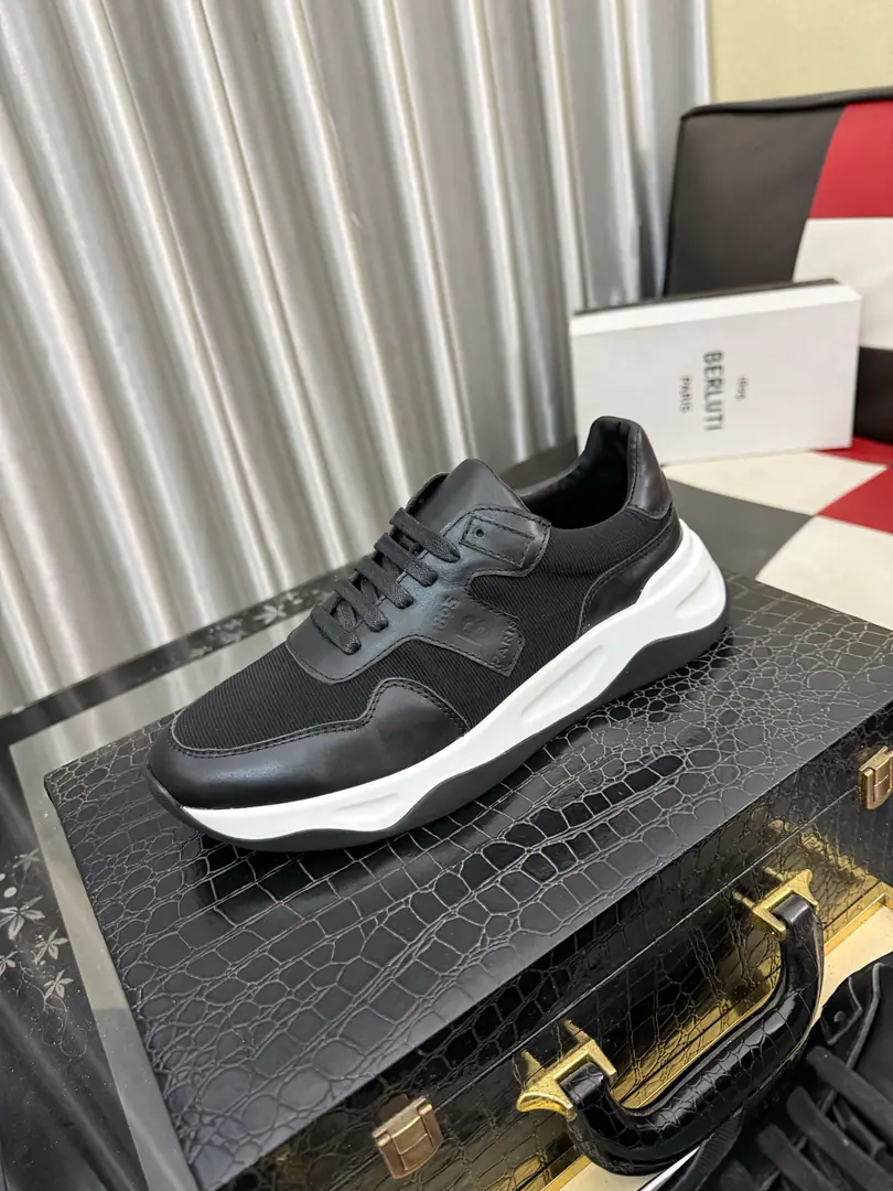 Get out of the factory.⌚️⌚️ Berlut* Brute. A man's foot is high and he's got a leisure shoe., The latest official show. Importing anti-emulsifiable material Importing calf skin inside. Pure rubber lightly. It's cozy and light.. Berlut* Insignia andlogoThe stamped captive gets the visual light., Stereos Scritto Graphics. High Chou-bang Air Pressure Embrax., It's a remarkable attitude.！ Size: 38-46